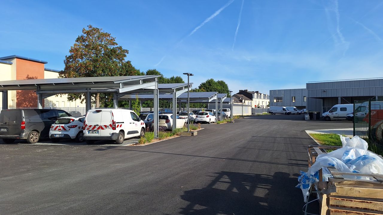 Implantation d’ombrières en support de panneaux photovoltaïques – site SNCF (La Roche sur Yon – 85)
